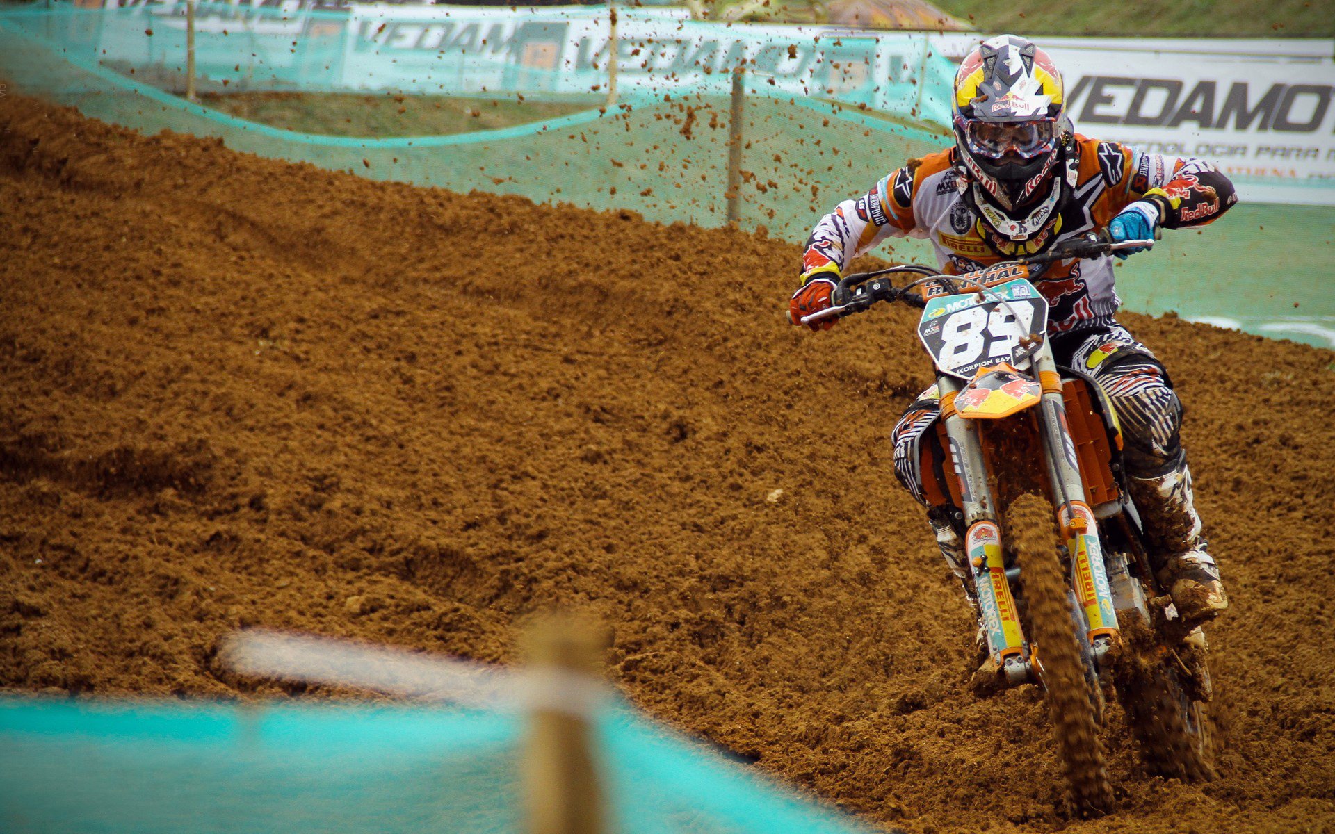 湖人队荣耀再现，誓夺季后赛门票，湖人主场时隔8年再迎季后赛